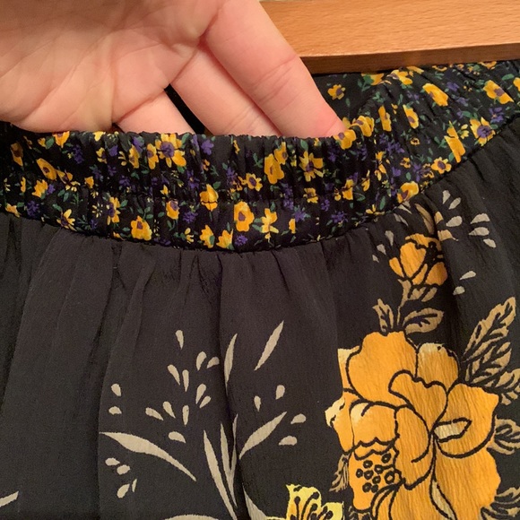 Urban outfitters high waisted float black and yellow floral shorts - Picture 3 of 4